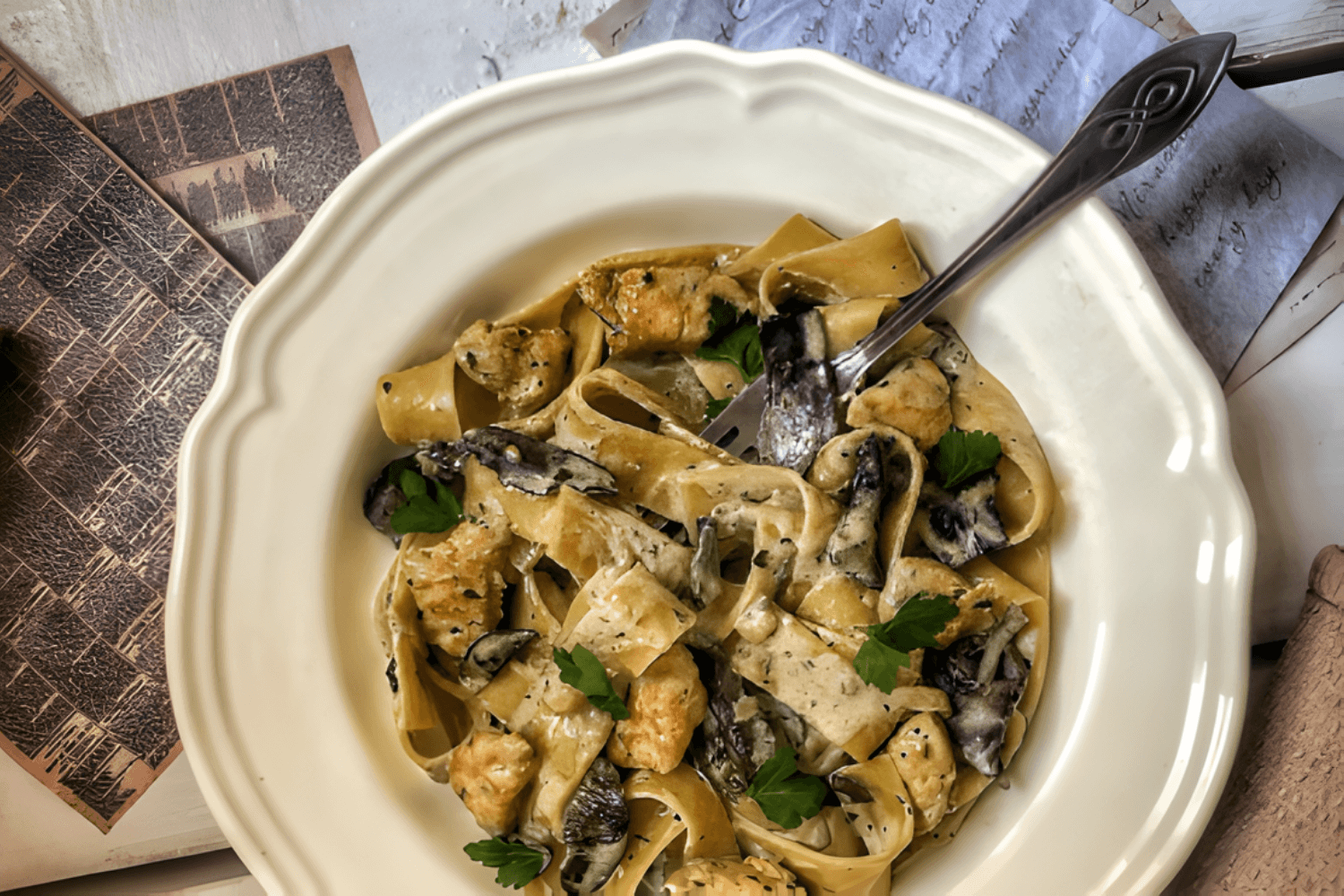 Pappardelle s krémovou omáčkou, houbami a kuřecím masem